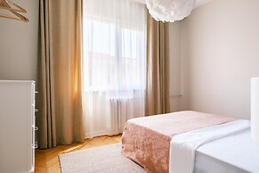 Chic Flat w Balcony 5 min to Cevahir Mall in Sisli