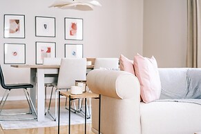 Chic Flat w Balcony 5 min to Cevahir Mall in Sisli