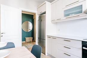 Chic Flat w Balcony 5 min to Cevahir Mall in Sisli