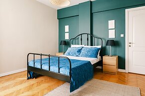 Chic Flat w Balcony 5 min to Cevahir Mall in Sisli