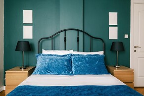 Chic Flat w Balcony 5 min to Cevahir Mall in Sisli