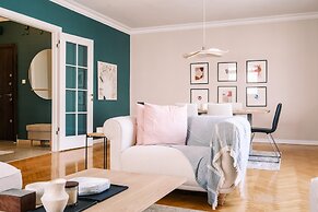 Chic Flat w Balcony 5 min to Cevahir Mall in Sisli