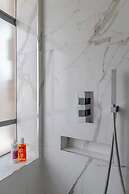 Sleek & Stylish 1BD Flat w/ Balcony - Kings Road