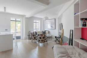 Sleek & Stylish 1BD Flat w/ Balcony - Kings Road