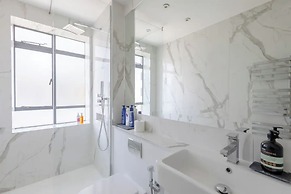 Sleek & Stylish 1BD Flat w/ Balcony - Kings Road
