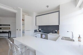 Sleek & Stylish 1BD Flat w/ Balcony - Kings Road