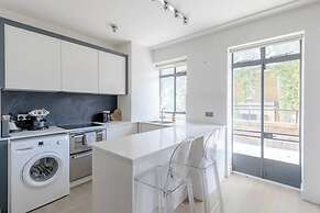 Sleek & Stylish 1BD Flat w/ Balcony - Kings Road
