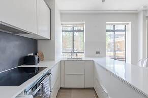 Sleek & Stylish 1BD Flat w/ Balcony - Kings Road