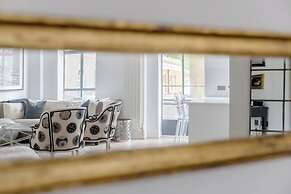 Sleek & Stylish 1BD Flat w/ Balcony - Kings Road