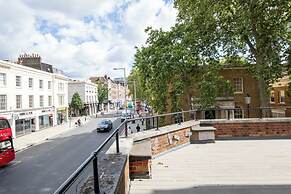 Sleek & Stylish 1BD Flat w/ Balcony - Kings Road