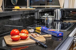 2BR Family Apt Puente de la Mujer View