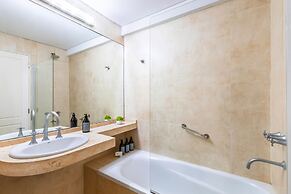 2BR Family Apt Puente de la Mujer View