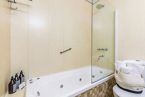 2BR Family Apt Puente de la Mujer View