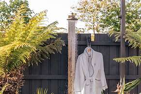 Sol Coastal Retreat - Outdoor Spa and Sauna