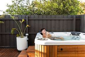 Sol Coastal Retreat - Outdoor Spa and Sauna