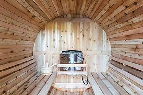 Sol Coastal Retreat - Outdoor Spa and Sauna