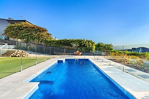 Clifftop Family Retreat With Views Pool