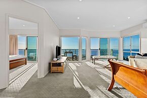 Clifftop Family Retreat With Views Pool