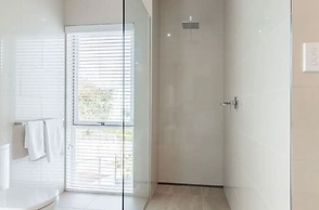 Clifftop Family Retreat With Views Pool