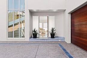 Clifftop Family Retreat With Views Pool