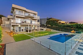 Clifftop Family Retreat With Views Pool