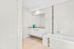 Clifftop Family Retreat With Views Pool