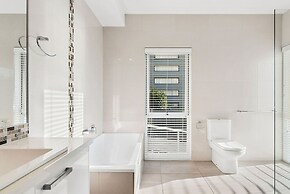 Clifftop Family Retreat With Views Pool