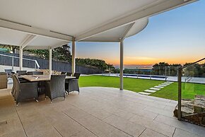 Clifftop Family Retreat With Views Pool