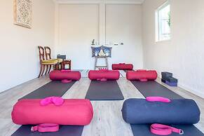 Clifftop Family Retreat With Views Pool