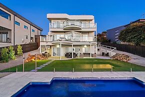Clifftop Family Retreat With Views Pool