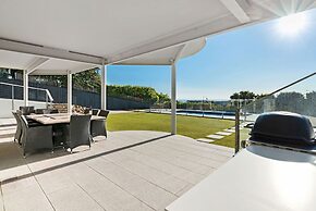 Clifftop Family Retreat With Views Pool