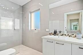 Clifftop Family Retreat With Views Pool