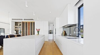 Bayview Luxe Entertainer Pool World Class View