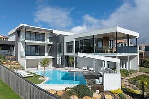 Bayview Luxe Entertainer Pool World Class View