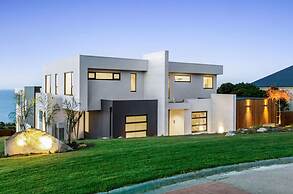 Bayview Luxe Entertainer Pool World Class View