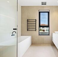 Bayview Luxe Entertainer Pool World Class View