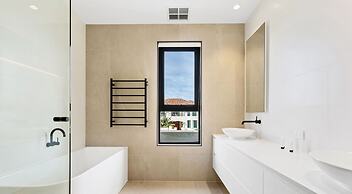 Bayview Luxe Entertainer Pool World Class View