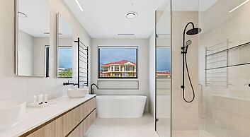 Bayview Luxe Entertainer Pool World Class View