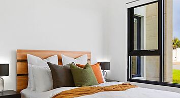 Bayview Luxe Entertainer Pool World Class View