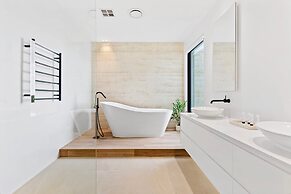 Bayview Luxe Entertainer Pool World Class View