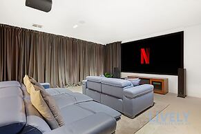 Bayview Luxe Entertainer Pool World Class View