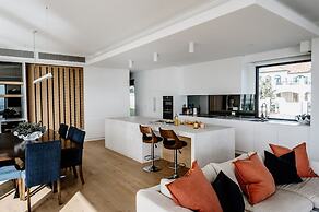 Bayview Luxe Entertainer Pool World Class View