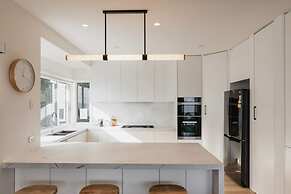 Clifftop Luxury With Spectacular Ocean Views