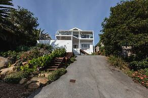 Clifftop Luxury With Spectacular Ocean Views