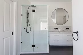 Clifftop Luxury With Spectacular Ocean Views