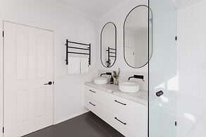 Clifftop Luxury With Spectacular Ocean Views