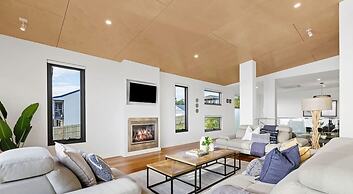 The Ocean s Edge Luxury Entertainer With Views