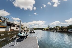 Modern Waterfront Retreat Private Pool Dock