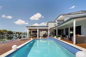 Modern Waterfront Retreat Private Pool Dock