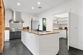 Tranquil Estate With Pool Heated Spa Gardens